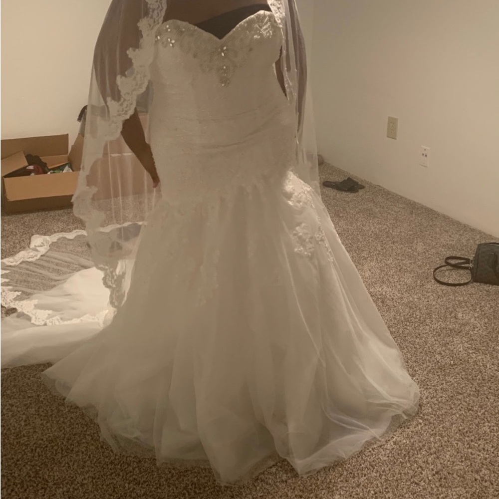 Beautiful like new Amanda Novias wedding dress. Only tried on.